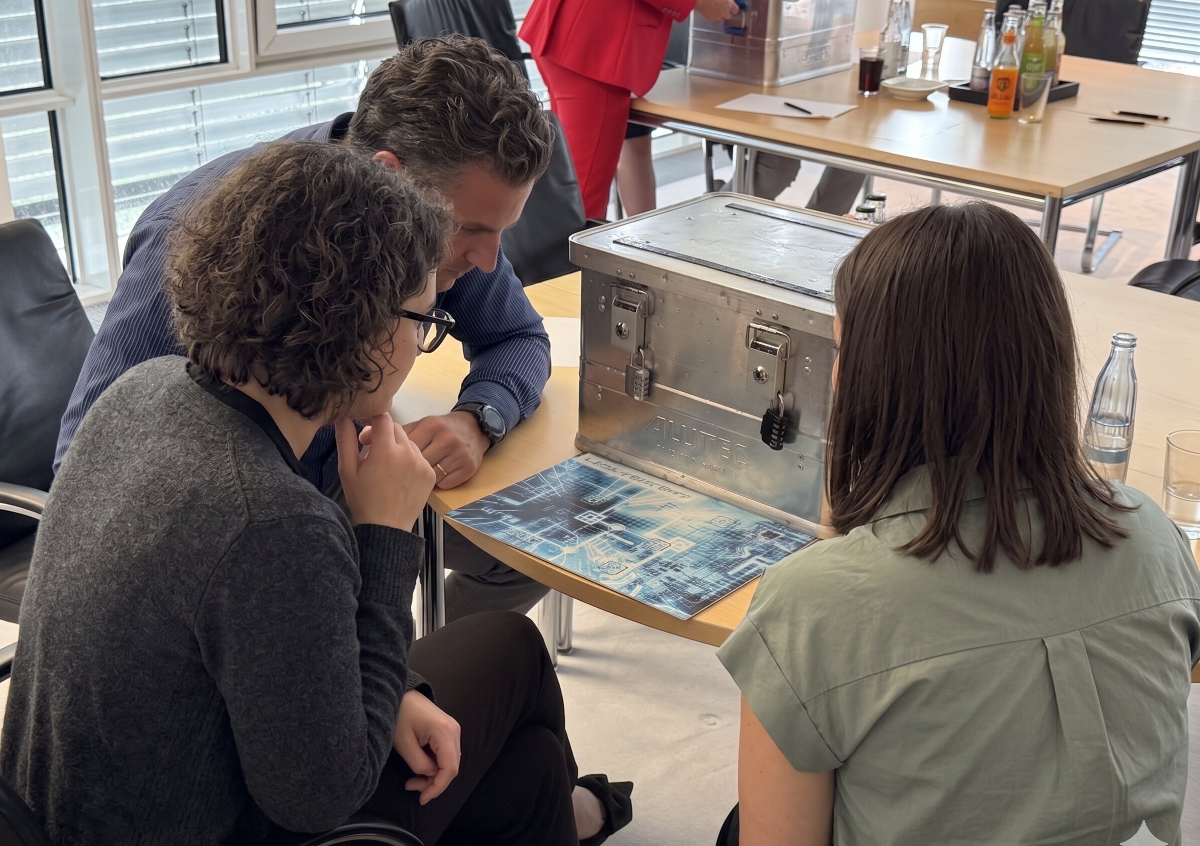 Beat the Box Teamevent: Team knackt gemeinsam die Rätsel der Aluminiumbox